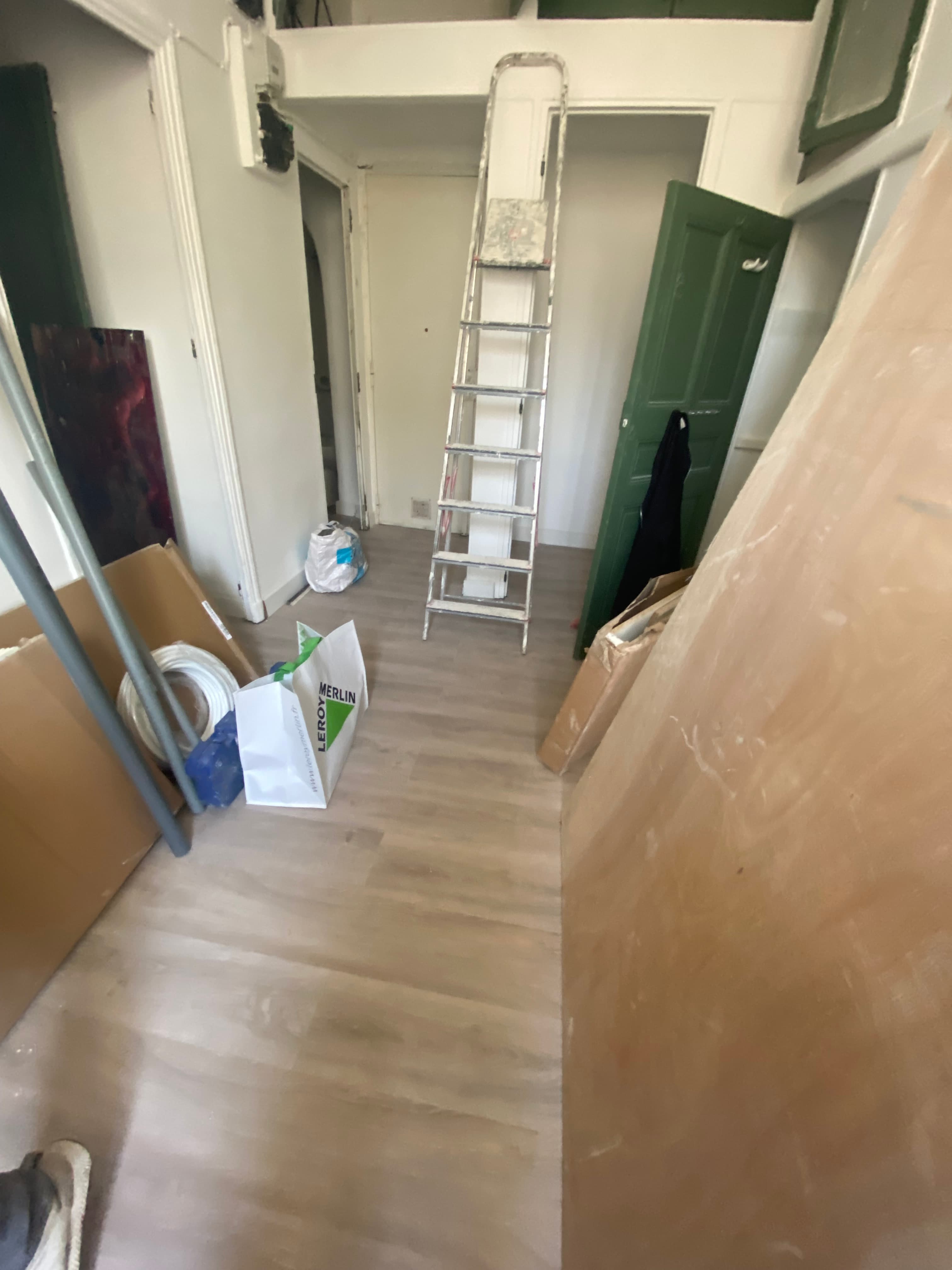 Pièce avant nettoyage de fin de chantier, matériel de travaux en place