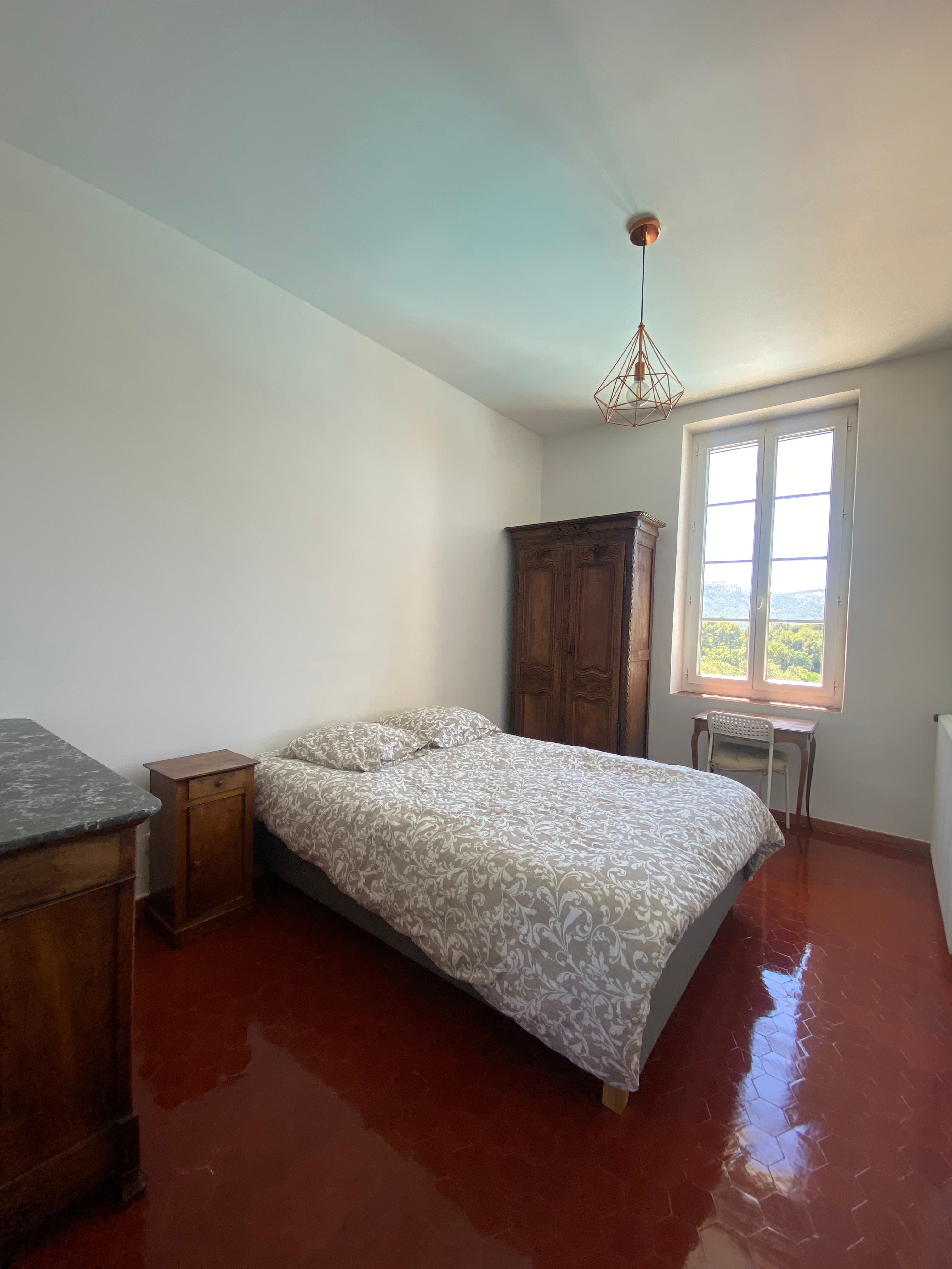 Chambre entretenue avec soin par MB Nettoyage à Marseille