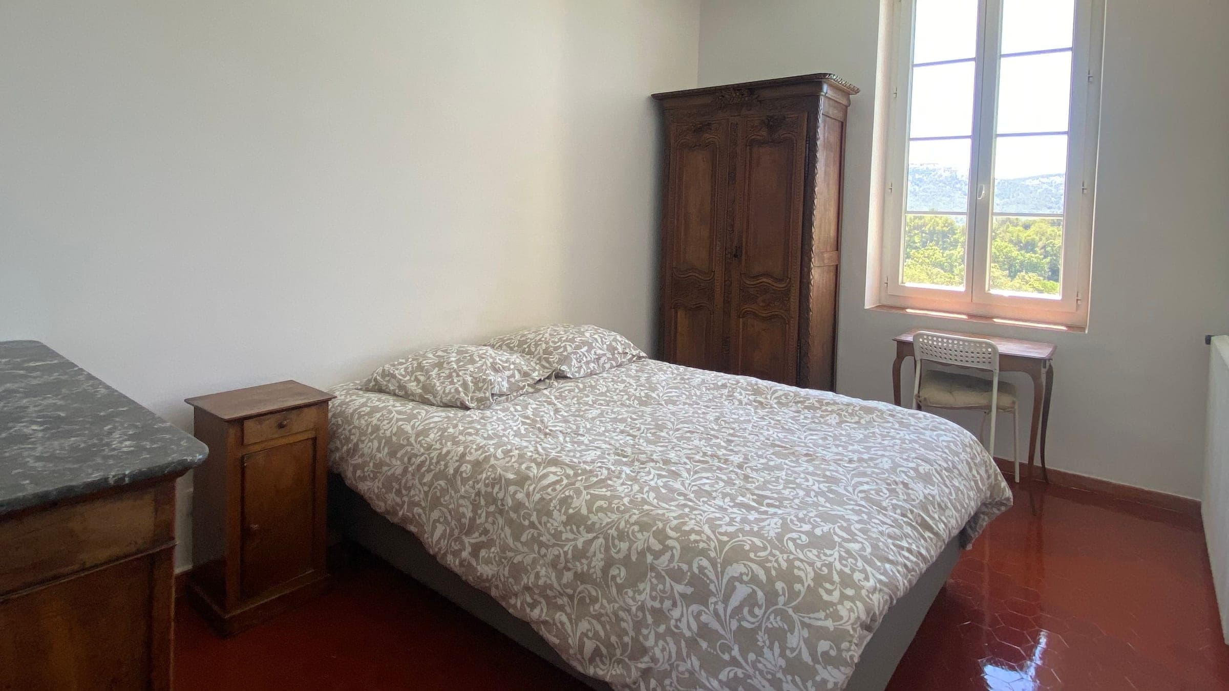 Chambre entretenue avec soin par MB Nettoyage à Marseille